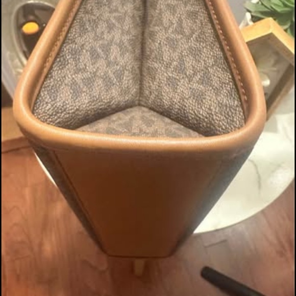 Michael Kors Mirella Women’s MD Crossbody Tote Bag. - Picture 9 of 9